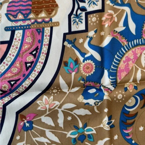 Designer-style Silk Scarf 140cm - Picture 5 of 8